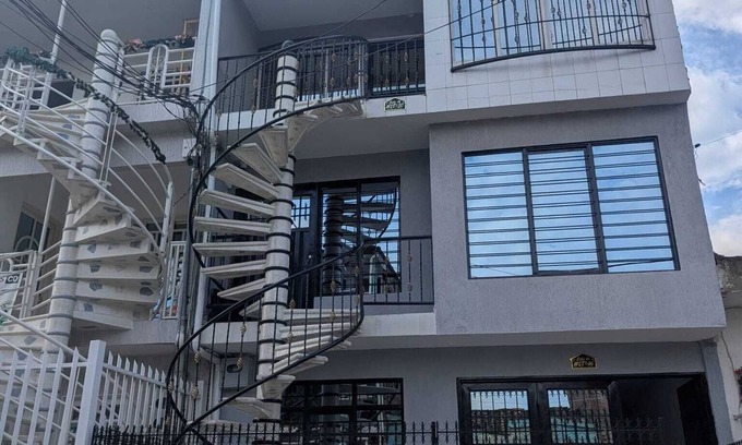 Cali Hotel | Spacious 5-bedroom house with garage and double kitchens