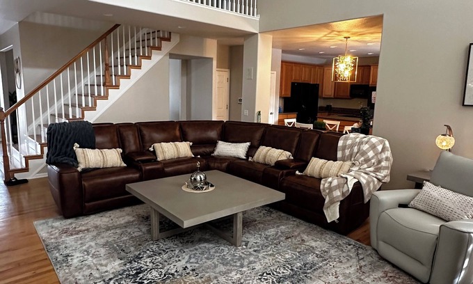 Aurora House | Spacious 5-bedroom house in enchanting Aurora with AC, WiFi