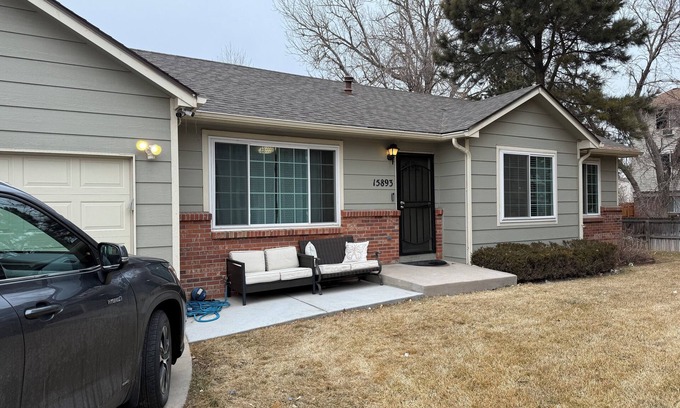 Aurora House | Spacious 5- bedroom house in peaceful Aurora with WiFi and AC