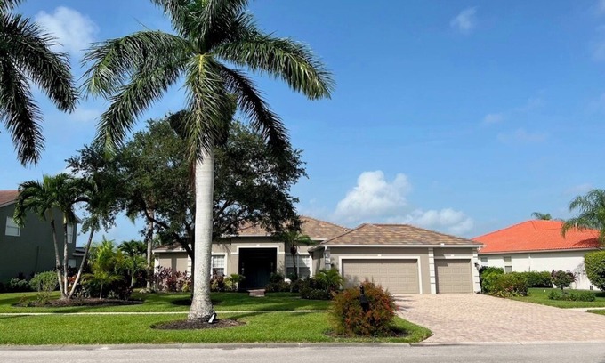 Valencia Lakes House | Spacious 5-bedroom house in superb Naples with AC, WiFi, pool and much more.
