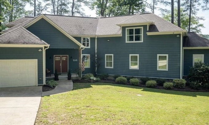 Grant House | Spacious 5-bedroom lakeside house with all the amenities for a perfect getaway!