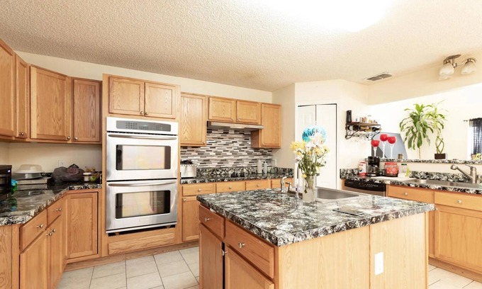 Northside House | Spacious 5-bedroom house in brilliant Jacksonville Florida/Parking