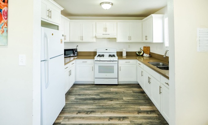 Boyle Heights Apartment | Spacious 5-Bedroom 3-Bath Sleeps 10 close to Downtown Los Angles With 2-Parking