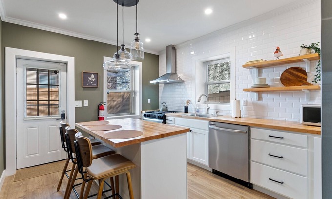 West Poplar House | Spacious 5-bedroom house with WiFi and AC in fabulous North Philadelphia