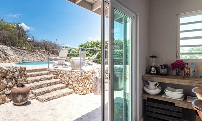 Bisento Villa | Spacious 5-bedroom villa in charming Curacao with WiFi, AC