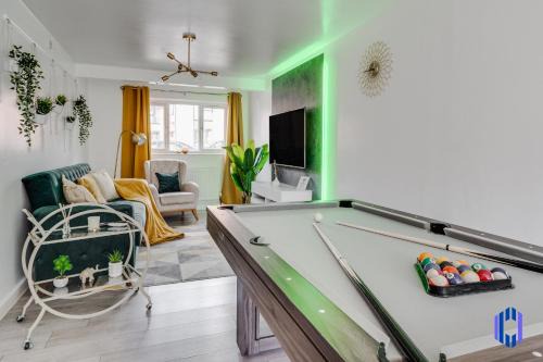 Openshaw House | Spacious 5BR - Coop Live & Etihad - Pool Table