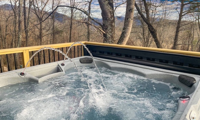 Fairview House | Spacious 5BR Hot Tub Fire Pit Games | Lazy Bear