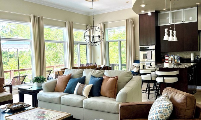 Dadeville House | Spacious 5BR, private dock, quiet cove, great for kids and close to Auburn!