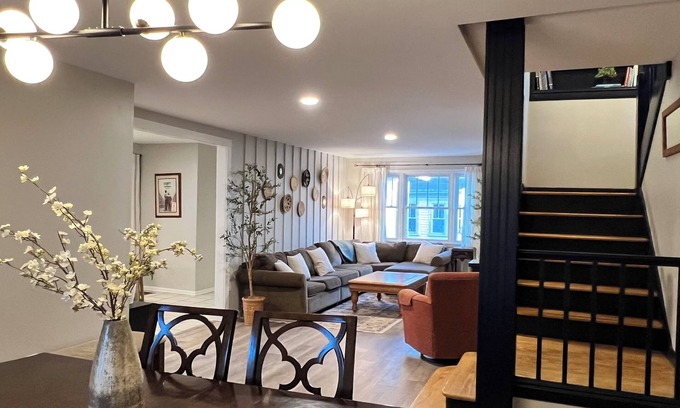 South End House | Spacious 6+ bdr 2 ba, walk to breweries & downtown