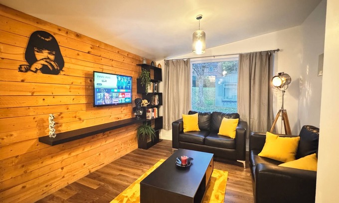 Sheffield House | Spacious 6 bedroom house perfect for contractors and travellers.