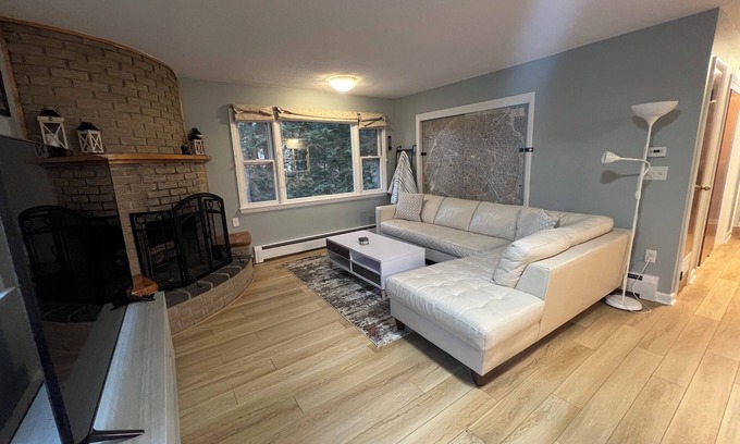 Littleton House | Spacious 6-bedroom house with AC, WiFi in enjoyable Littleton