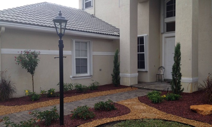 Parkland House | Spacious 6-bedroom house in wonderful Parkland with AC, fitness room, WiFi