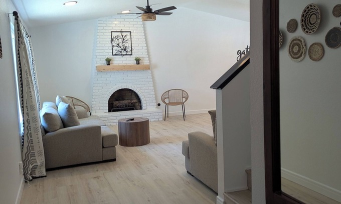 Clovis House | Spacious 6-bedroom house in marvelous Clovis with WiFi, AC