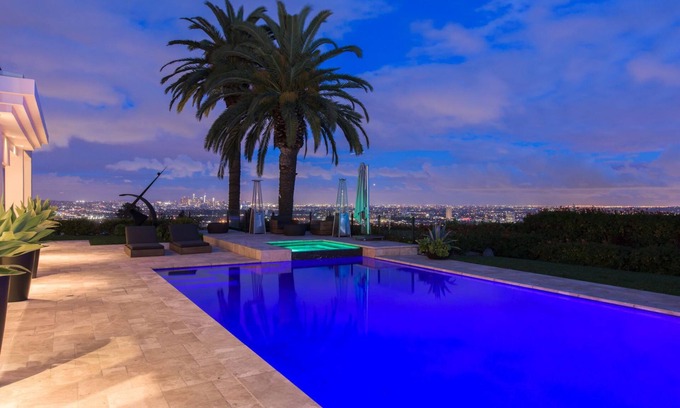 Hollywood Hills West House | Spacious 6-bedroom estate in fantastic Los Angeles with WiFi, AC, fitness room