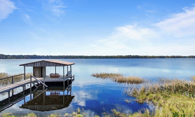 Hampton House | Spacious 7-bedroom, 7-bathroom lake front house in brilliant Hampton, sleeps 17!