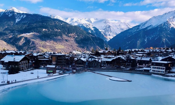 Le Praz Ski Chalet | Spacious 7 Bedroom Chalet with Hot tub & Sauna, 350m the ski lifts