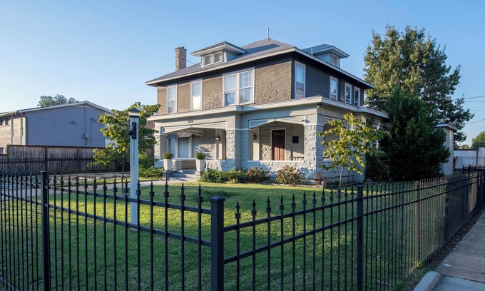 Midtown House | Spacious 8-bedroom house in charming midtown, WiFi, game rooms, fitness center
