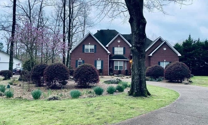 Mid America House | Spacious 8-bedroom house on lake in Hot Springs with pool & theater room