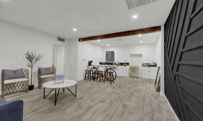 Rancho Oakey House | Spacious 9-bedroom house in Las Vegas 15 min to The Strip!