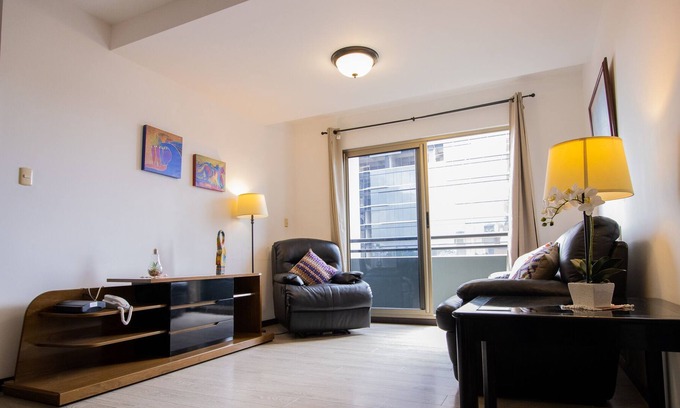 Zona 10 Apartment | Spacious Apt. For 6 people/ Parking/ 5 Min. From Airport.
