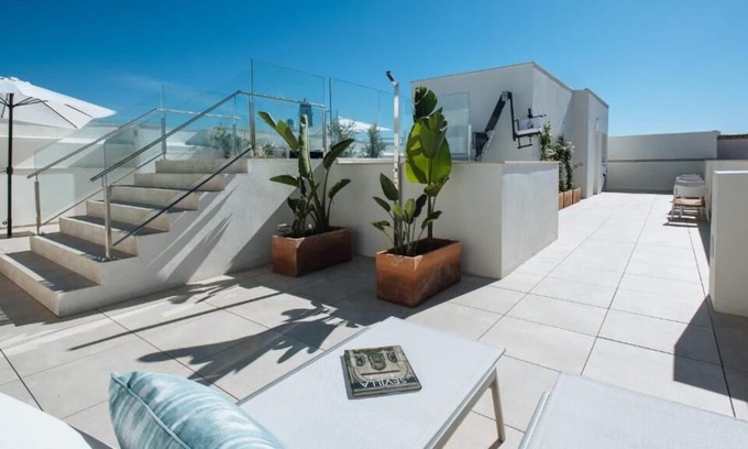 San Gil House | Spacious Accommodation! w/ Rooftop Pool, Minutes from La Torre de Don Fadrique