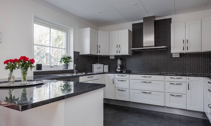 Vega House | Spacious accommodation near Stockholm with heated pool | SE13013