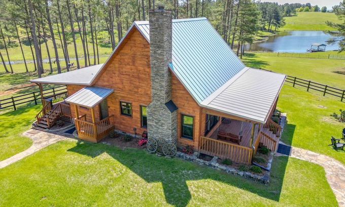 Crane Hill Cabin | Spacious Alabama Retreat - Deck, Grill & Fire Pit!