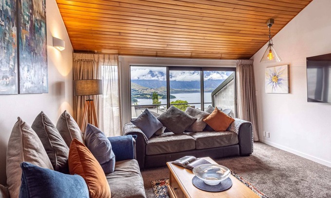 Fernhill Apartment | SPACIOUS ALPINE SPA LAKE VIEW TOWNHOUSE