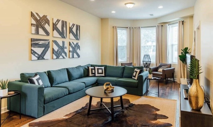 Uptown Apartment | ❤️ Spacious and Airy Apartment With Parking On Site!
