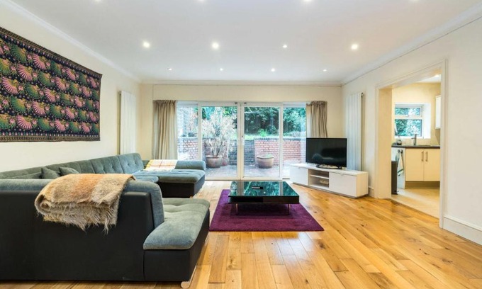 Camden Apartment | Spacious and Bright 3BD Home in Belsize Park