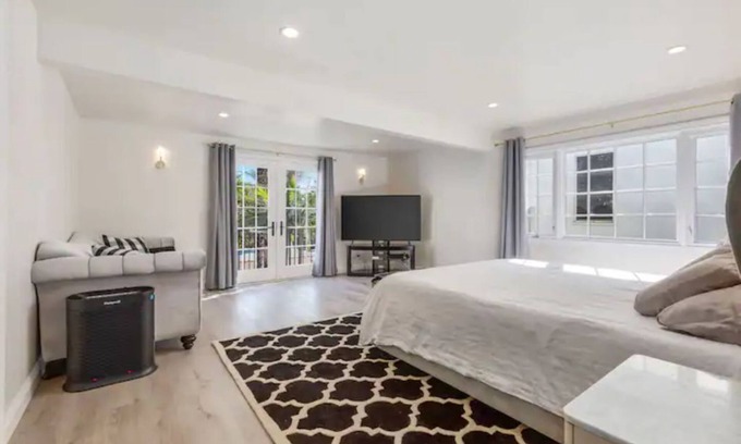 Miracle Mile Apartment | Spacious and Charming Miracle Mile Mansion