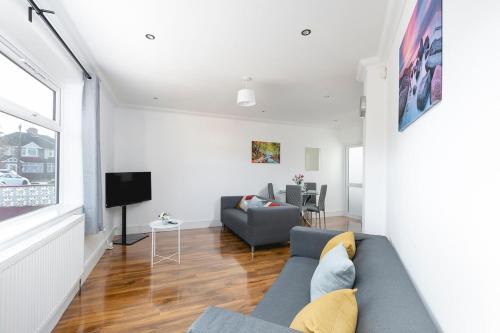 Turkey Street Apartment | Spacious and Cozy 4Bed in Enfield with Garden & WiFi & Parking