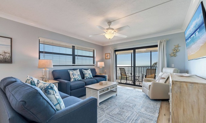 Sanibel Condo | Spacious and lovely seaside decor in this top floor corner unit.