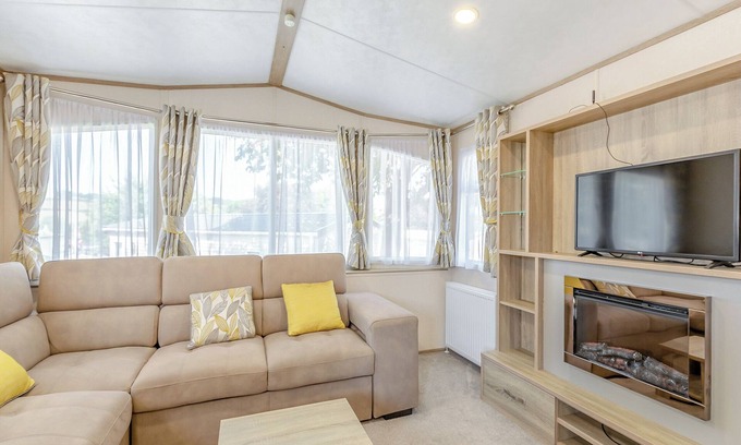 Axminster House | Spacious and luxurious 12ft-wide caravan with one double and one twin bedroom.