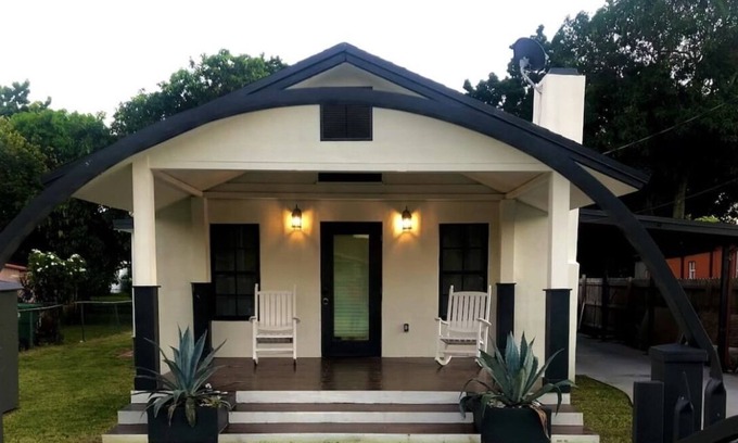 Miami Shores House | Spacious and luxury 2 Bedroom / 2 Bathroom Home minutes away from airport!