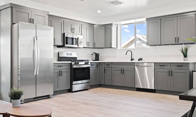 Vernon House | Spacious and modern home in Arts District