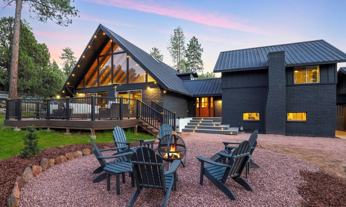Strawberry Ski Chalet | Spacious and Modern Pet-Friendly Chalet in the Pines—perfect for large groups!