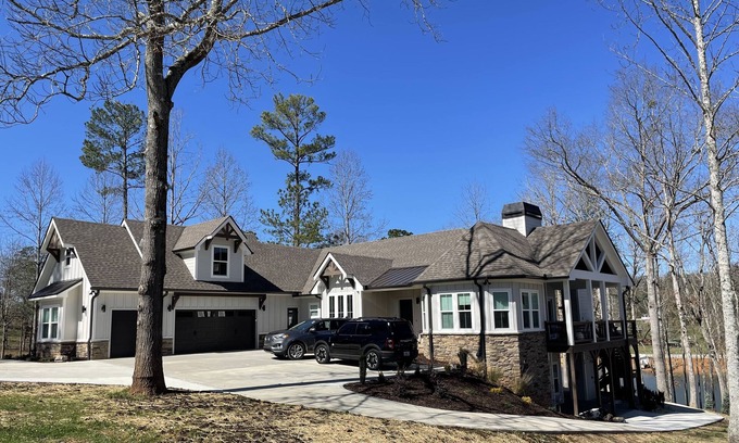 Blairsville House | ~ Spacious and Private ~ Lake House Guest Suite with Hot Tub and King Beds