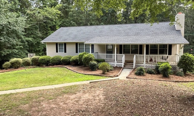Townville House | Spacious and quiet lakehouse with dock on Lake Hartwell