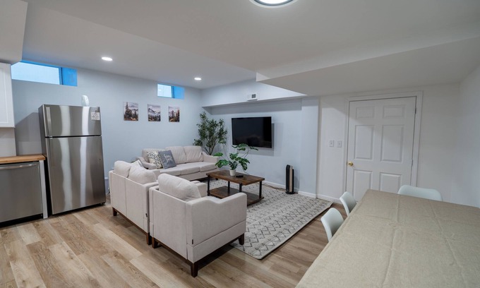 Beverly Apartment | Spacious and Stylish Apartment Perfect for Your Getaway in Beverly!