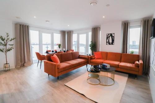 Woolwich Riverside Apartment | Spacious and Sunny Flat l River Balcony View !