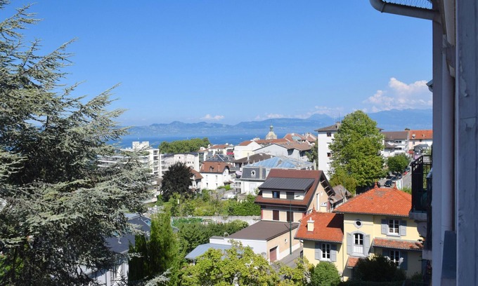 Evian-les-Bains Apartment | Spacious apartment in Évian-les-Bains with balcony and garage