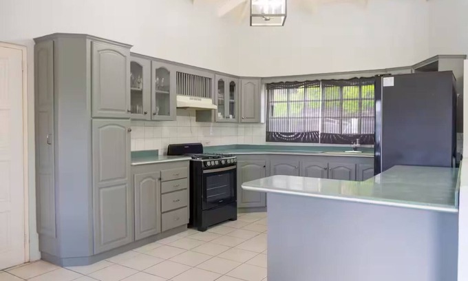St. George's House | Spacious Apartment. Mountain & Sea Views.