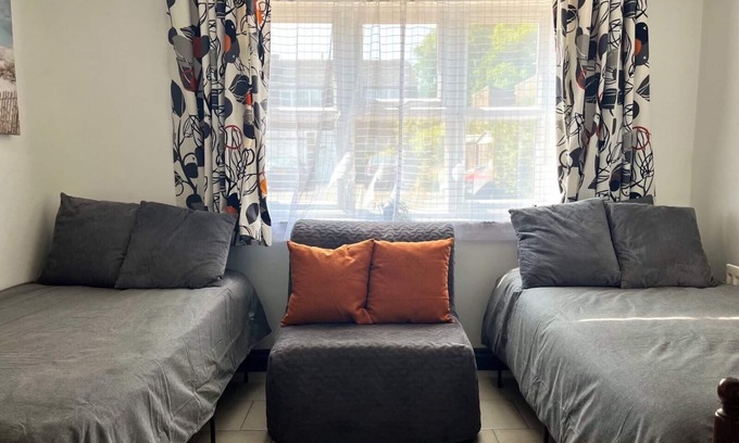 Crawley Apartment | Spacious Apartment - 12 Minutes from Gatwick
