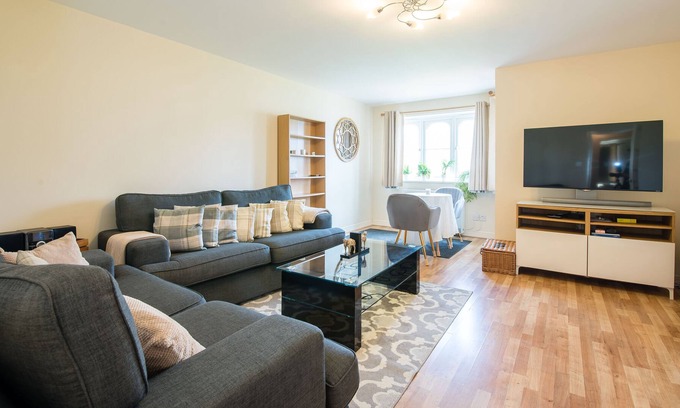 Island Gardens Apartment | Spacious Apartment by Canary Wharf | Pass the Keys