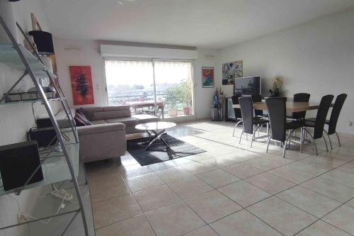 Saint-Raphael Apartment | Spacious apartment for 6 with balcony