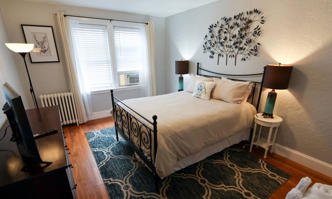 Commonwealth Apartment | Spacious Apartment, Steps to Public Transport & Hospitals.