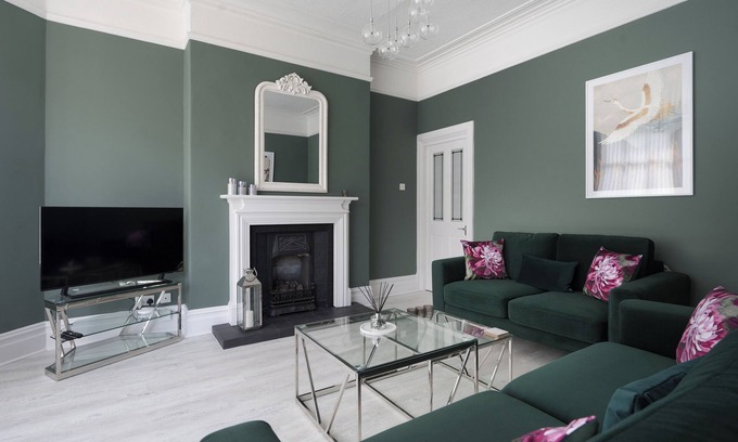 Harrogate Apartment | Spacious Apartment with Period Features in Centre of Harrogate with Free Parking