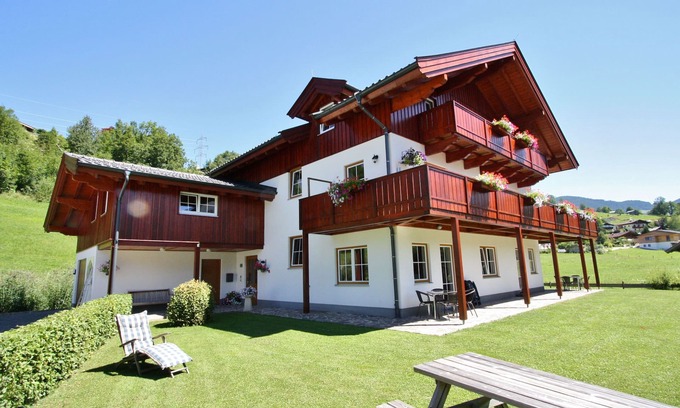 Saalfelden am Steinernen Meer Apartment | Spacious apartment with wide views and terrace