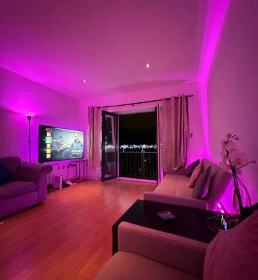 Welford Apartment | Spacious Apartment with Balcony
